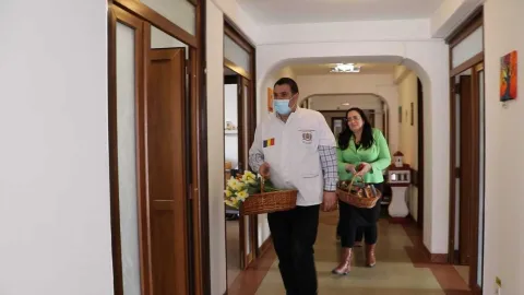 Voluntarii Paraclisului Catedralei Naționale au oferit flori de 8 Martie la Centrul de Îngrijiri Paliative Sf. Nectarie