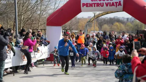 Voluntarii Catedralei Naționale au sprijinit Crosul pentru viață. Jumătate din participanți au fost copii
