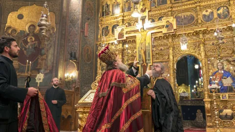 Programul slujbelor la Catedrala Patriarhală: Duminica Floriilor – Izvorul Tămăduirii | Deniile încep la ora 17:00
