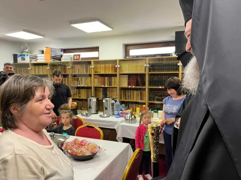 PS Ieronim a vizitat refugiații cazați la Parohia Brâncuși din Capitală: „Să micșorăm suferințele fraților noștri!”