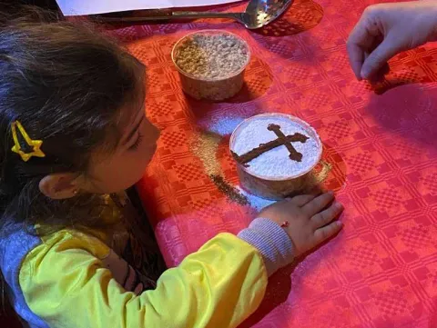 Atelier tematic pentru copii și părinți la Parohia Cotroceni-Răzoare: Simbolism și preparare colivă