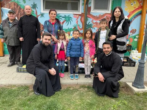 Două parohii bucureştene sprijină beneficiarii Centrului pentru copii „Sf. Stelian” din Urlați