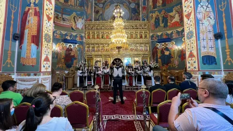 Corul Evia al Parohiei Brâncuși, alături de Arhidiaconul Mihail Bucă și fiica sa, Irene: Concert caritabil
