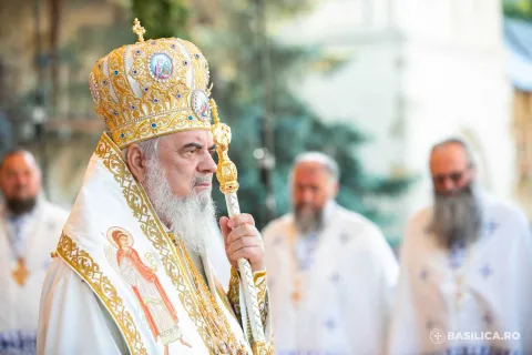 „Hristos rupe barierele mentale ale complexului superiorității”: Patriarhul Daniel despre dialogul cu femeia samarineancă