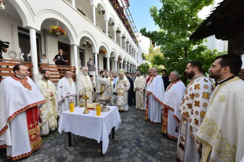 Înnoiri la Biserica Şerban Vodă. PS Timotei a binecuvântat capela, grădiniţa şi cantina de la centrul social parohial