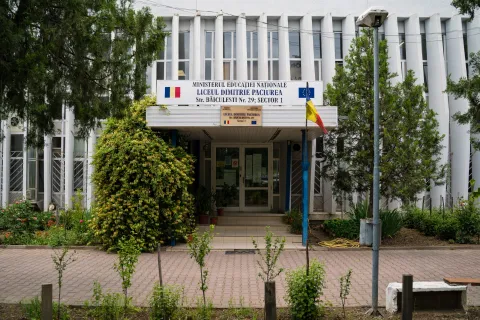 O sală de clasă pictată de elevii Liceului „Dimitrie Paciurea” din București va fi binecuvântată la încheierea lucrărilor