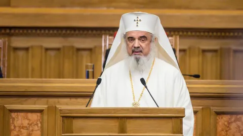 Patriarhul Daniel: Cruce şi Înviere, suferinţă şi biruinţă în istoria poporului român