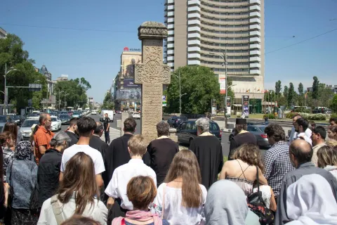 Studenții bucureșteni și-au comemorat eroii la crucile de piatră puse în Piața Universității de fondatorii ASCOR