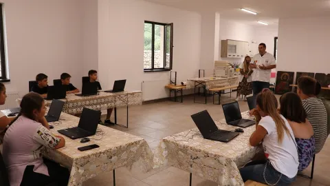 „Ajutor pentru elevi”: Voluntarii Catedralei Naționale îi sprijină pe copiii cu risc de abandon școlar