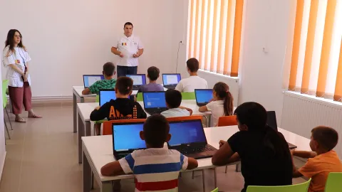 „Ajutor pentru elevi”: Voluntarii Catedralei Naționale sprijină cu laptopuri elevi din localitatea prahoveană Bâra