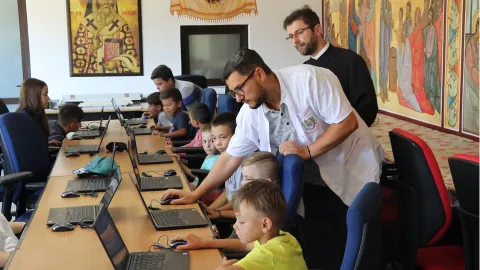 „Ajutor pentru elevi”: Voluntarii Catedralei Naţionale au oferit laptopuri pentru centrul social al unei parohii ilfovene