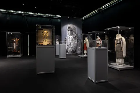 La BNR poate fi vizitată gratuit expoziția „Monedă și costum” realizată în parteneriat cu Muzeul Satului