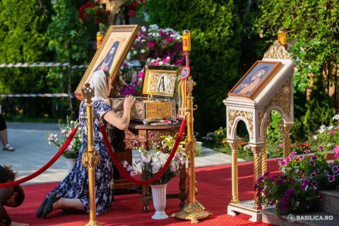 Veșminte și moaște ale Sf. Ioan Iacob, așezate spre cinstire la Catedrala Patriarhală și la Paraclisul Catedralei Naționale