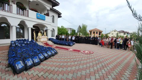 Protoieria Vălenii de Munte a oferit 750 de ghiozdane copiilor din familii cu posibilități materiale reduse