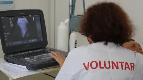 Voluntarii Catedralei Naţionale au oferit asistență medicală gratuită la zeci de persoane dintr-o localitate prahoveană