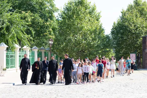 Peste 50 de copii dintr-o comună prahoveană, înscrişi în proiectul „Alege şcoala pentru viață!”, au vizitat Capitala