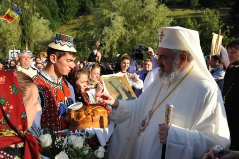 Despre satul românesc în 12 citate ale Patriarhului Daniel