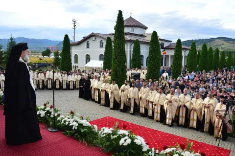 A fost sfințit noul ansamblu eclesiastic al Protoieriei Moinești. Patriarhul Daniel transmite un mesaj de felicitare