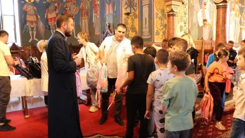 „Ajutor pentru elevi”: Voluntarii Catedralei Naţionale au oferit ghiozdane copiilor din Valea Călugărească