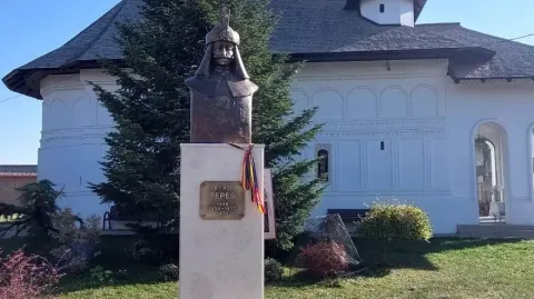 Un bust al domnitorului Vlad Țepeș a fost inaugurat la Mănăstirea Turnu