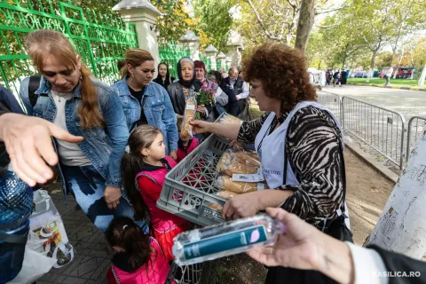 Protopopiatele Arhiepiscopiei Bucureştilor oferă hrană pelerinilor Sfântului Dimitrie