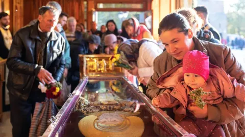 Peste 100.000 de pelerini pe Colina Bucuriei din Capitală: Jandarmeria mulțumește Patriarhiei Române