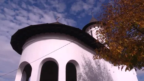 Sfințire de biserică într-un sat din Prahova: PS Varlaam a binecuvântat eforturile de peste un deceniu ale comunității