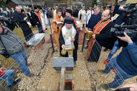 PS Varlaam Ploieşteanul a sfinţit piatra de temelie pentru noua biserică din Buşteni