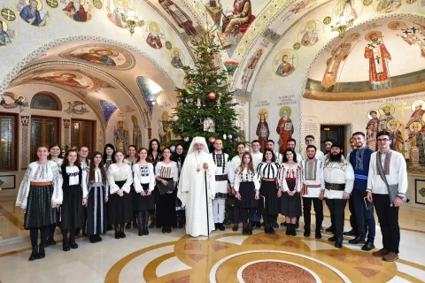 Prin cântare și rugăciune, comunicăm duhovnicește: Patriarhul Daniel a primit ultimele cete de colindători din acest an