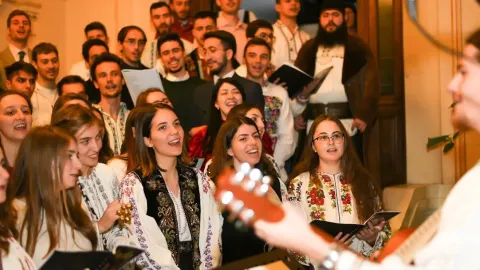 Tinerii din ASCOR București au cântat colinde și au pomenit eroii revoluției la Crăciunul Studențesc
