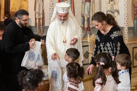 „Îngerașii de la Buna Vestire” au fost primii colindători ai Patriarhului Daniel