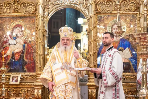 Să-I aducem lui Hristos aurul credinței și al faptelor bune, tămâia rugăciunii și smirna vieții curate