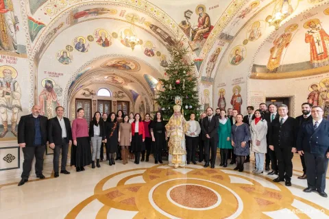 Patriarhul Daniel colindat de Corala Nicolae Lungu: Să fiți misionari prin muzică!
