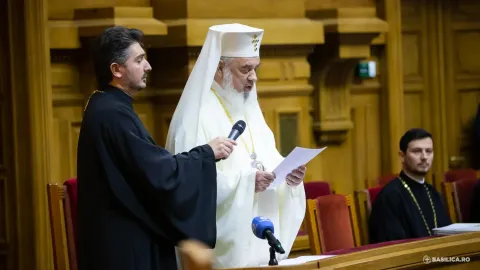 Patriarhul României la spectacolul „Sf. Nicolae în mijlocul copiilor”: Apărător al dreptei credinţe şi învăţător al iubirii milostive