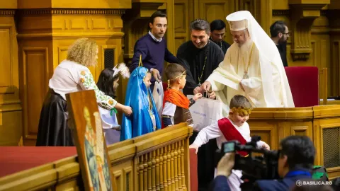 În ajun de Sfântul Nicolae, copiii au interpretat colinde şi scenete de Crăciun la Palatul Patriarhiei