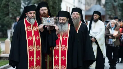 Mănăstirea Antim: Racla cu veşmântul Sfintei Filofteia a fost purtată în procesiune