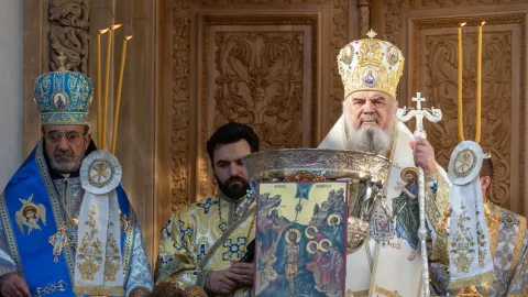 Patriarhul Daniel a oficiat Sfințirea mare a apei: Prin gustarea ei ne reînnoim botezul