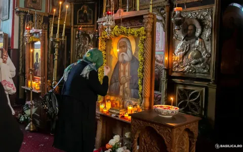 Sf. Serafim de Sarov a fost cinstit la biserica bucureşteană unde se află un fragment din moaştele sale
