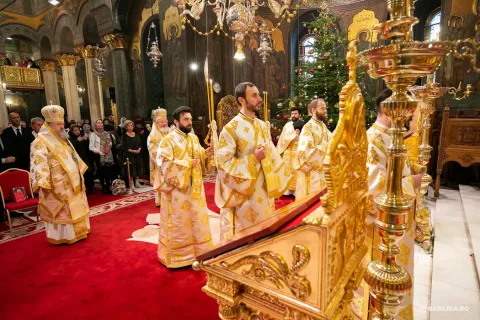 Episcopii vicari Varlaam Ploieșteanul și Timotei Prahoveanul au oficiat Liturghia Sf. Vasile cel Mare în prima zi din 2023