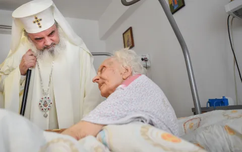 Rugăciunea bătrânilor este izvorul înțelepciunii lor: 10 citate despre vârstnici ale Patriarhului Daniel