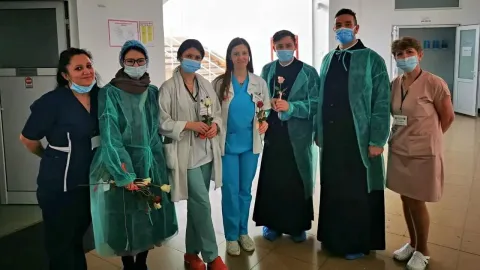 Ziua Femeii la București: Studenții pro-viață și tinerii din Protoieria Sector 4 au dăruit flori în maternități