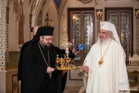 Patriarhul Daniel a oferit paracliselor patriarhale din București daruri cu utilitate liturgică