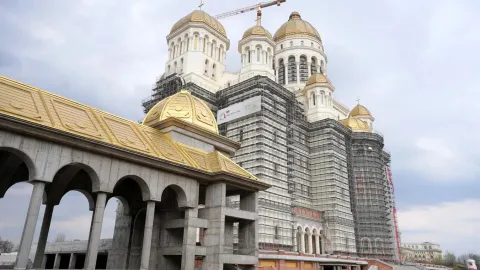 Regii României şi Catedrala Naţională: Contribuţia Familiei Regale la marele deziderat al neamului românesc
