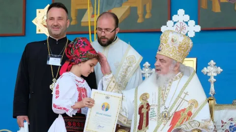 Patriahul Daniel i-a premiat pe câștigătorii Concursului Național Catehetic „Tinerii și vârstnicii să laude numele Domnului”