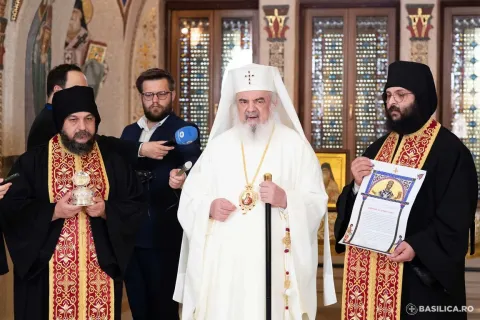 Părinți din Sf. Munte Athos au oferit Patriarhiei Române un fragment din craniul Cuv. Dionisie Ignat
