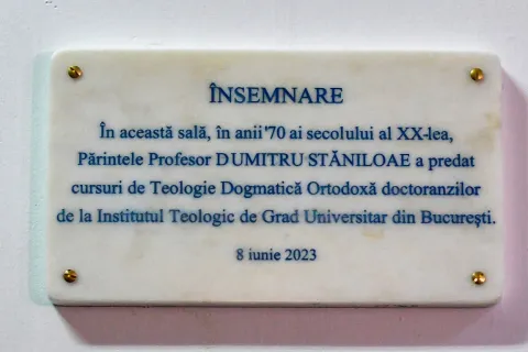 Placă comemorativă la intrarea în sala unde a predat teologie dogmatică Pr. Stăniloae în anii ‘70