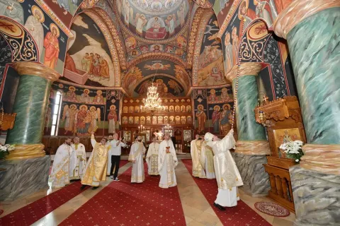 PS Timotei Prahoveanul a sfinţit pictura bisericii parohiei Plopeni Oraș