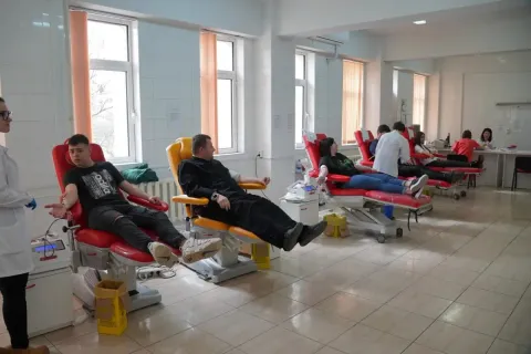 Zece ani de „Donează sânge, salvează o viață!”: 50.000 donatori şi 23.000 litri recoltaţi în campania Patriarhiei