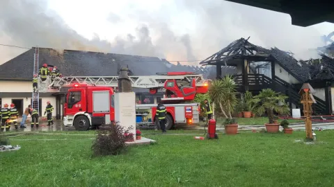 Un incendiu a distrus Stăreția și acoperișul chiliilor de la Mănăstirea Turnu