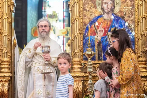 Credința în Dumnezeu consolidează comuniunea între generații: Duminica Părinților și a Copiilor în Patriarhia Română